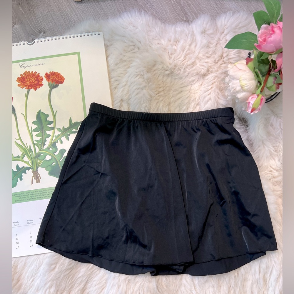Shaper wear bathing suit skirt wi th attached underwear